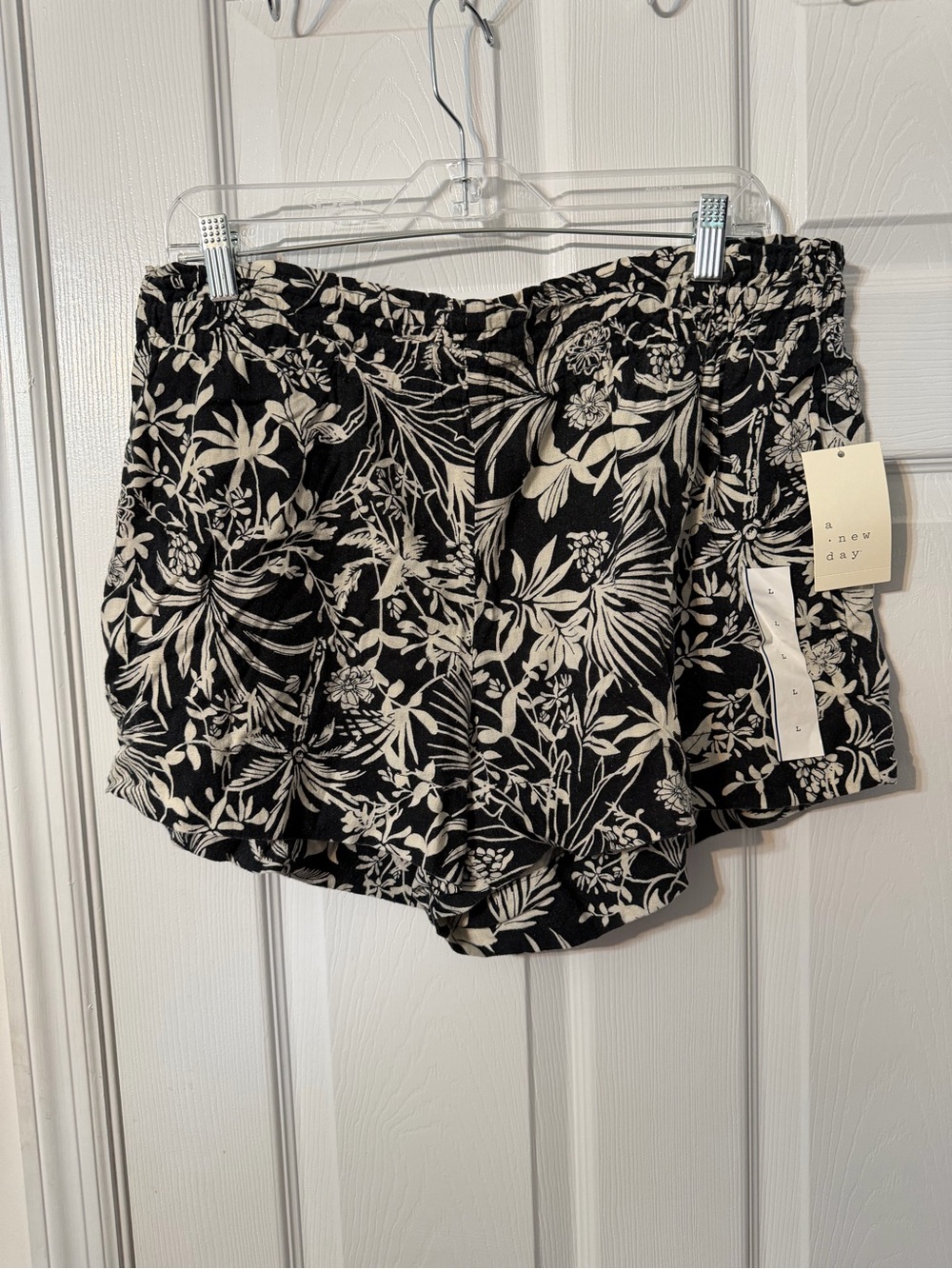 a new day Black and White Floral Elastic Waist Shorts